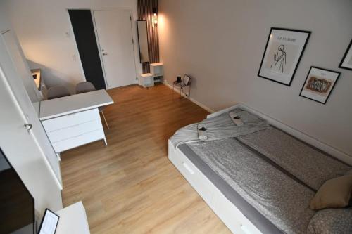 - une petite chambre avec un lit et du parquet dans l'établissement Copenhagen ToGo, à Copenhague