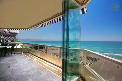 Luxury Suite Penthouse 4 bedrooms facing the sea
