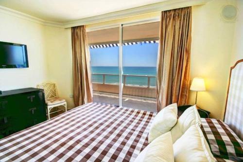 Luxury Suite Penthouse 4 bedrooms facing the sea
