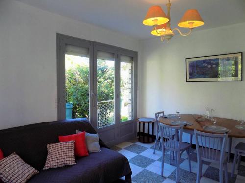 un salon avec un canapé et une table dans l'établissement Ronce-les-Bains - MAISON MITOYENNE avec son JARDIN PRIVATIF - AU CALME et SOUS LES PINS, à Ronce-les-Bains