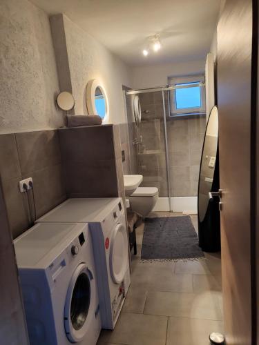 La salle de bains est pourvue d'un lave-linge et de toilettes. dans l'établissement Burgener Burgblick, à Burgen