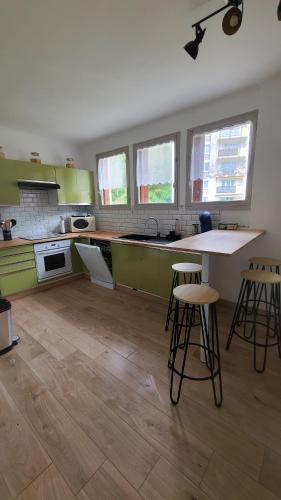 Η κουζίνα ή μικρή κουζίνα στο Appartement lumineux avec vue sur les montagnes.