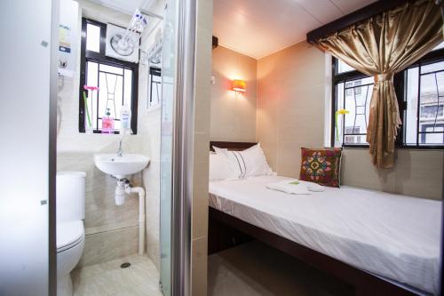 香港的住宿－安逸賓館，一间带床和水槽的小浴室