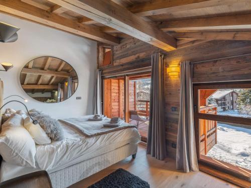 une chambre avec un lit et un miroir dans l'établissement Appartement 4 chambres avec sauna, hammam et salle de sport, à proximité du Mont d'Arbois - FR-1-569-186, à Megève