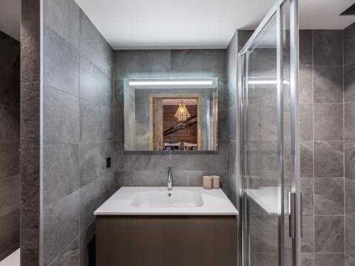 une salle de bain avec un lavabo et une douche dans l'établissement Appartement 4 chambres avec sauna, hammam et salle de sport, à proximité du Mont d'Arbois - FR-1-569-186, à Megève