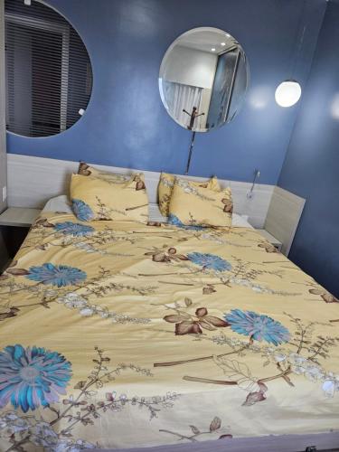 a bedroom with a bed with a floral bedspread at Flat vista mar Boa Viagem in Recife