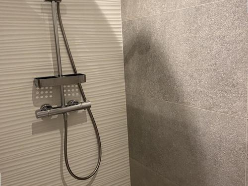 une douche avec un tuyau fixé à un mur dans l'établissement Appartement climatisé avec terrasses et vue port, proche plages à Hyères - FR-1-335-191, à Hyères