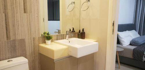 La salle de bains est pourvue d'un lavabo et d'un miroir. dans l'établissement MCity Ampang (Room in shared apartment), à Kuala Lumpur