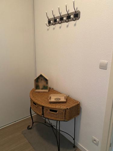 ein Zimmer mit einem Tisch und einem Telefon darauf in der Unterkunft Niort Home in Niort