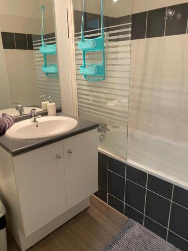 ein Bad mit einem Waschbecken und einer Dusche in der Unterkunft Niort Home in Niort