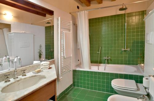 a green bathroom with a tub and a sink at Frassanelle in Rovolon