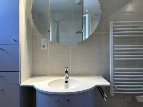 une salle de bain avec un lavabo et un miroir dans l'établissement 517 - Appartement T2, en plein cœur d'Erquy, à Erquy