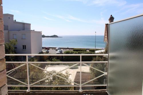 521 - Bel appartement avec balcon vue mer à Erquy en bordure de la plage du centre et à 300m des commerces