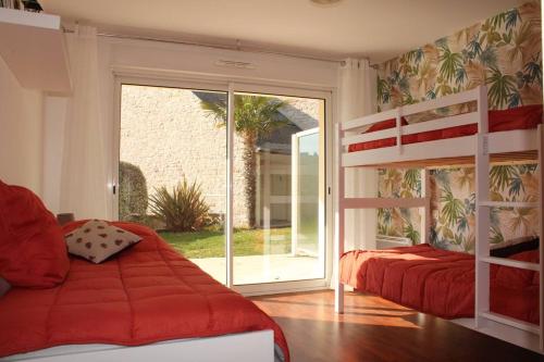 une chambre avec deux lits superposés et une fenêtre dans l'établissement 528 - Appartement 2 chambres à Erquy, proche de la plage du Centre, à Erquy