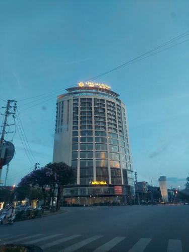 un gran edificio con un cartel encima en Apec Mandala hotel & suites Hải Dương en Hải Dương