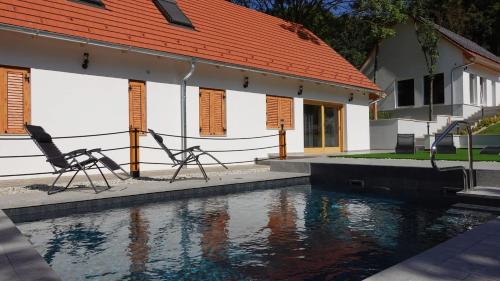 Bazén v ubytování Vértes Gyöngye Vendégház Vérteskozma nebo v jeho okolí