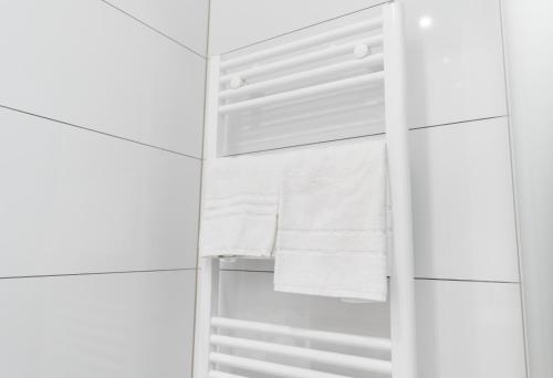 Una nevera blanca con toallas blancas. en JAWO: Gemütliches Apartment im Herzen von Koblenz en Coblenza