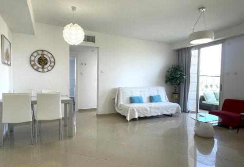 een slaapkamer met een bed, een tafel en stoelen bij 2BR VACATION HOME EILAT in Eilat
