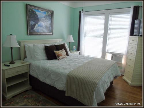 Katil atau katil-katil dalam bilik di The Charleston Inn Hendersonville NC