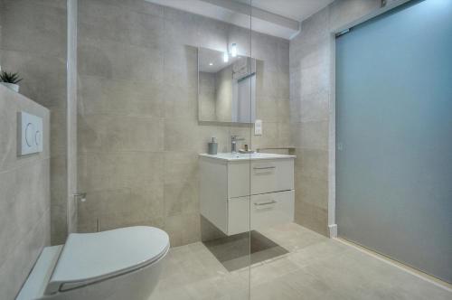 une salle de bain avec toilettes et lavabo dans l'établissement Studio spacieux 3min plages croisette A0B123, à Cannes