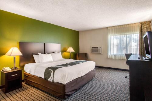 una camera d'albergo con un grande letto e una TV di Quality Inn Stateline a Wendover