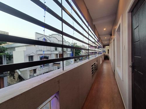 本地治里的住宿－LA GRANDE RESIDENCY，建筑中一个空的走廊,有窗户