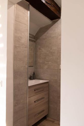 La salle de bains est pourvue d'un lavabo et d'un miroir. dans l'établissement la chambre de l'ange, à Saint-Herblain