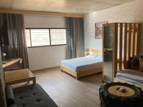 Habitación de hotel con cama y sofá en Teia-AJ, en Praia