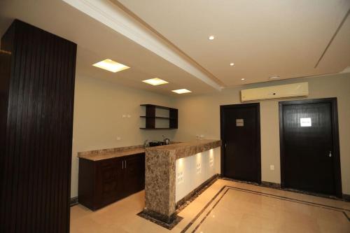 um quarto com um balcão e um lavatório em Munir`s residence 2 no Cairo
