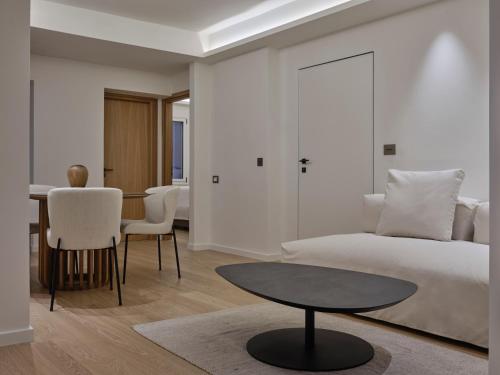 Un dormitorio con una cama y una mesa y sillas. en Athenian Loft with Acropolis View, en Atenas