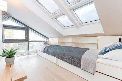 een slaapkamer met dakramen in het plafond bij Strandhus in Travemünde