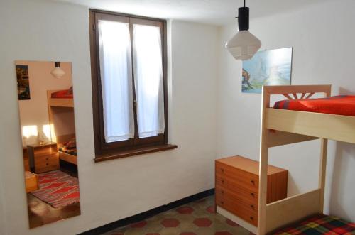 Oria的住宿－Casa Adriana，一间卧室配有双层床和窗户。