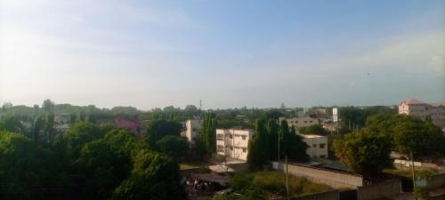 uitzicht op een stad met bomen en gebouwen bij Diamond PLaza in Malindi