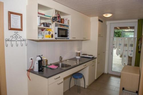 Kuchyň nebo kuchyňský kout v ubytování Einzelzimmer Kirsche, Kohlweid