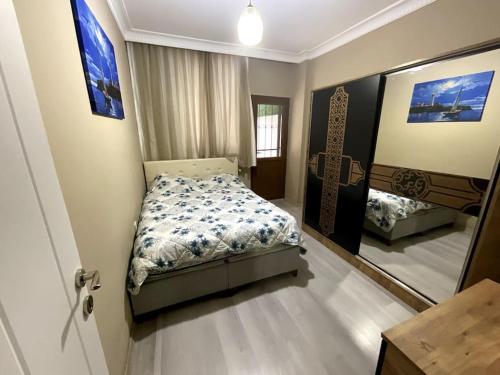 ein kleines Schlafzimmer mit einem Bett und einem Spiegel in der Unterkunft شقة مريحة مناسبة للعائلة 1 Comfortable apartment suitable for family in Esenyurt
