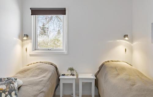 - une chambre avec 2 lits et une fenêtre dans l'établissement Gorgeous Home In Kirke Hyllinge With Wifi, à Kirke-Hyllinge