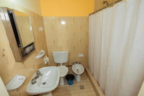 La salle de bains est pourvue d'un lavabo et de toilettes. dans l'établissement Alma Alquimia, à Valle Hermoso
