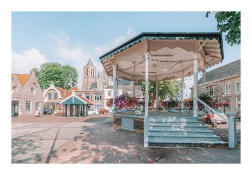 a large pavilion with flowers on a city street at Slapen op Tholen in Tholen