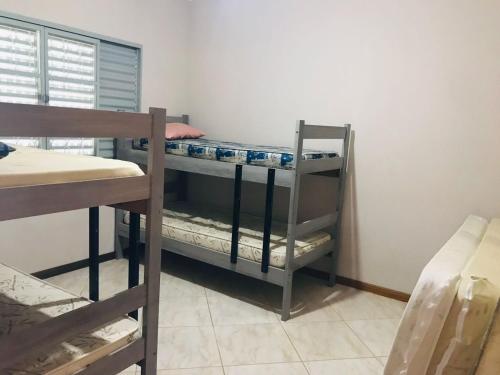 a room with two bunk beds in a room at Chacara R. da Felicidade proximo ao thermas, aguas de sao pedro in Águas de São Pedro