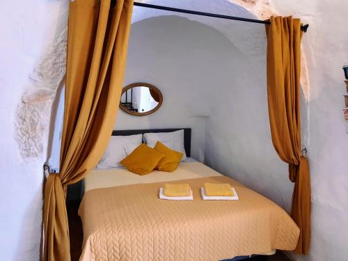 1 dormitorio con 1 cama con 2 toallas en Casa Trullo Bianco: Casa Limone, en Ceglie Messapica