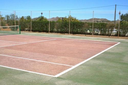um campo de ténis com uma rede em Torre de la Campana em Cartagena