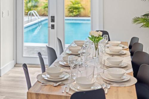 a dining room with a table with chairs and a pool at Heated Salt Pool, Arcade, 2 Kings, Near Ami, Img in Bradenton