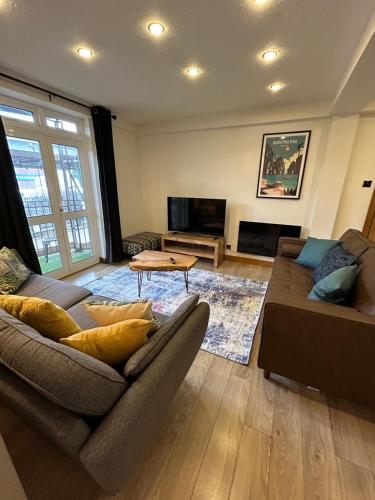 a living room with a couch and a table at Spacious 3 bedroom apartment close to marina, 2 parking spaces, kingsize or single beds in Southampton