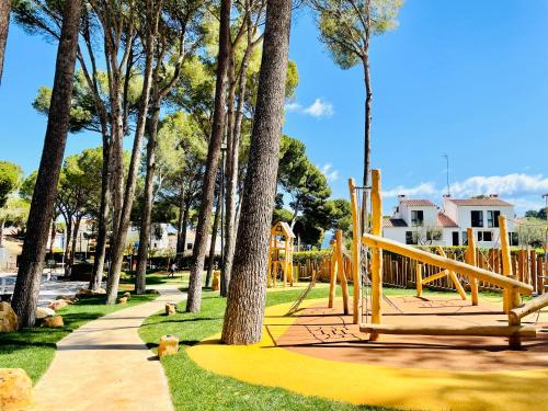 un parque con parque infantil con tobogán en Interpals Eco Resort en Pals