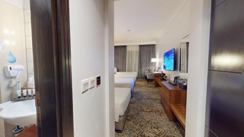 Habitación de hotel con cama y lavabo en Mias Al Madina Hotel en Medina