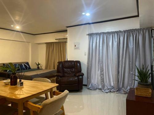 Posezení v ubytování The Bachelor's Suite at Mactan Airport