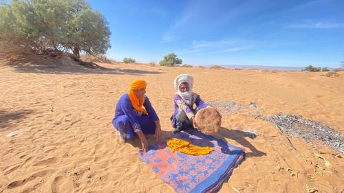 Επισκέπτες που μένουν στο Atta Desert Camp