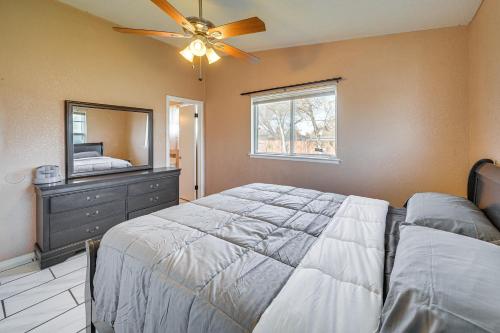 um quarto com uma cama e um ventilador de teto em San Antonio Home Near AFB and Hospitals WFH Welcome em San Antonio