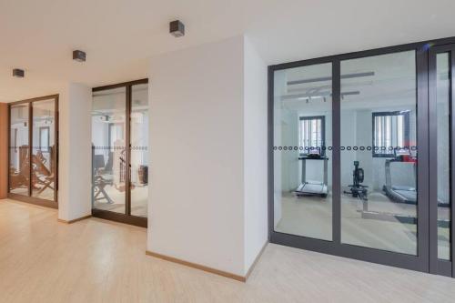 a room with glass doors and a gym at Corte Trastevere Verde, Business&Holiday, 4 ospiti in Rome