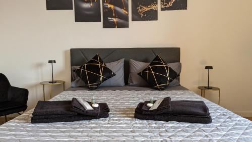 een slaapkamer met een bed met handdoeken erop bij Room with free parking 15 minutes walk from Arena in Verona